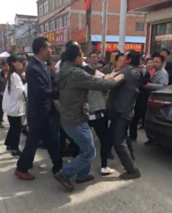 仁和一根晾衣绳酿命案,再升级芦龙中学门前斗殴事件