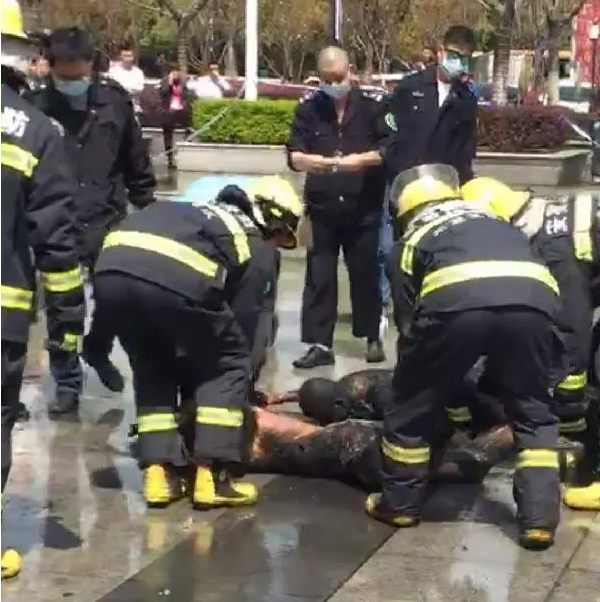 突发:芜湖一辆路虎起火!车内两人死亡,惨不忍睹!
